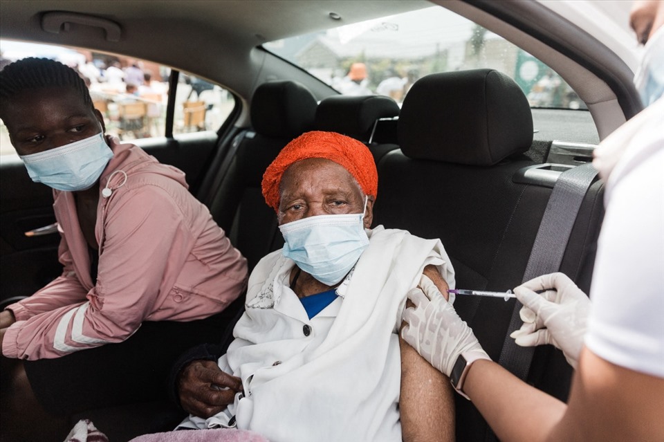 Tiêm vaccine COVID-19 cho người dân tại thị trấn Bhambayi, phía Bắc Durban, Nam Phi. Ảnh: AFP