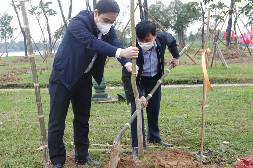 Ông Nguyễn Văn Danh - Chủ tịch LĐLĐ Hà Tĩnh (bên phải) tham gia trồng cây. Ảnh: Trần Tuấn.