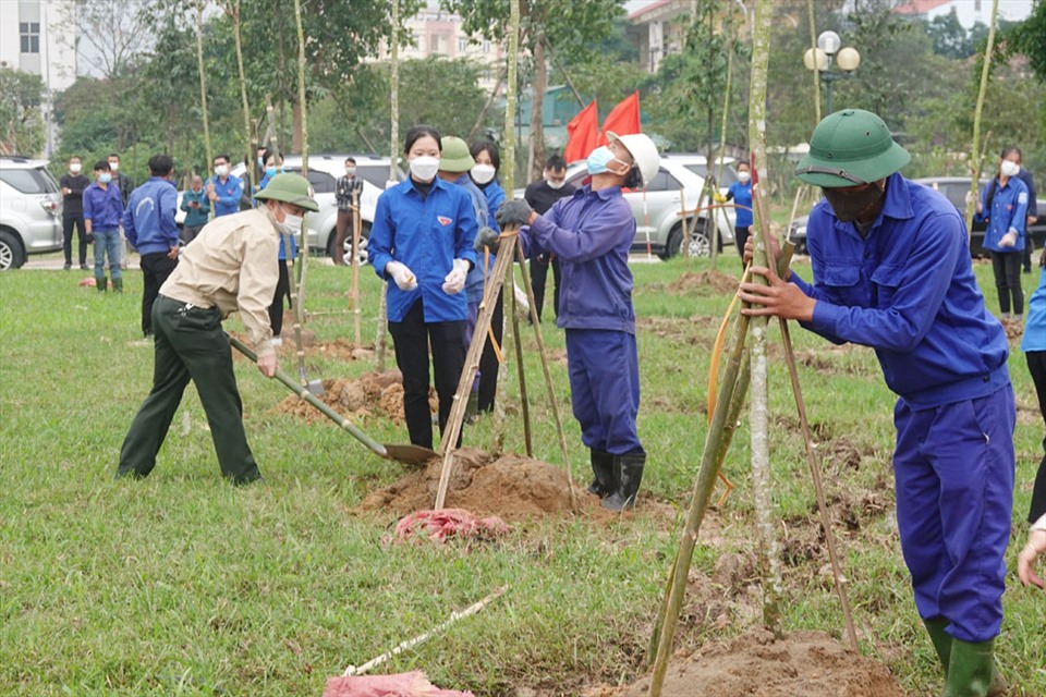 Có hàng trăm người dân và đoàn viên thanh niên tham gia trồng cây. Ảnh: Trần Tuấn.