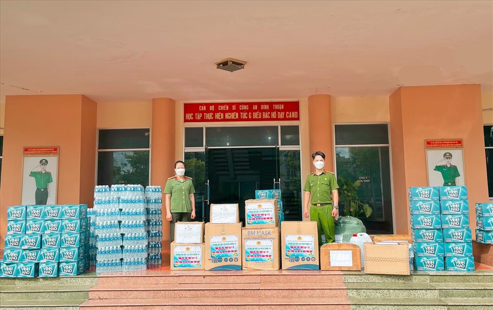 Các vật tư y tế đuợc tập kết tại Công an tỉnh Bình Thuận trước khi đưa ra cảng.