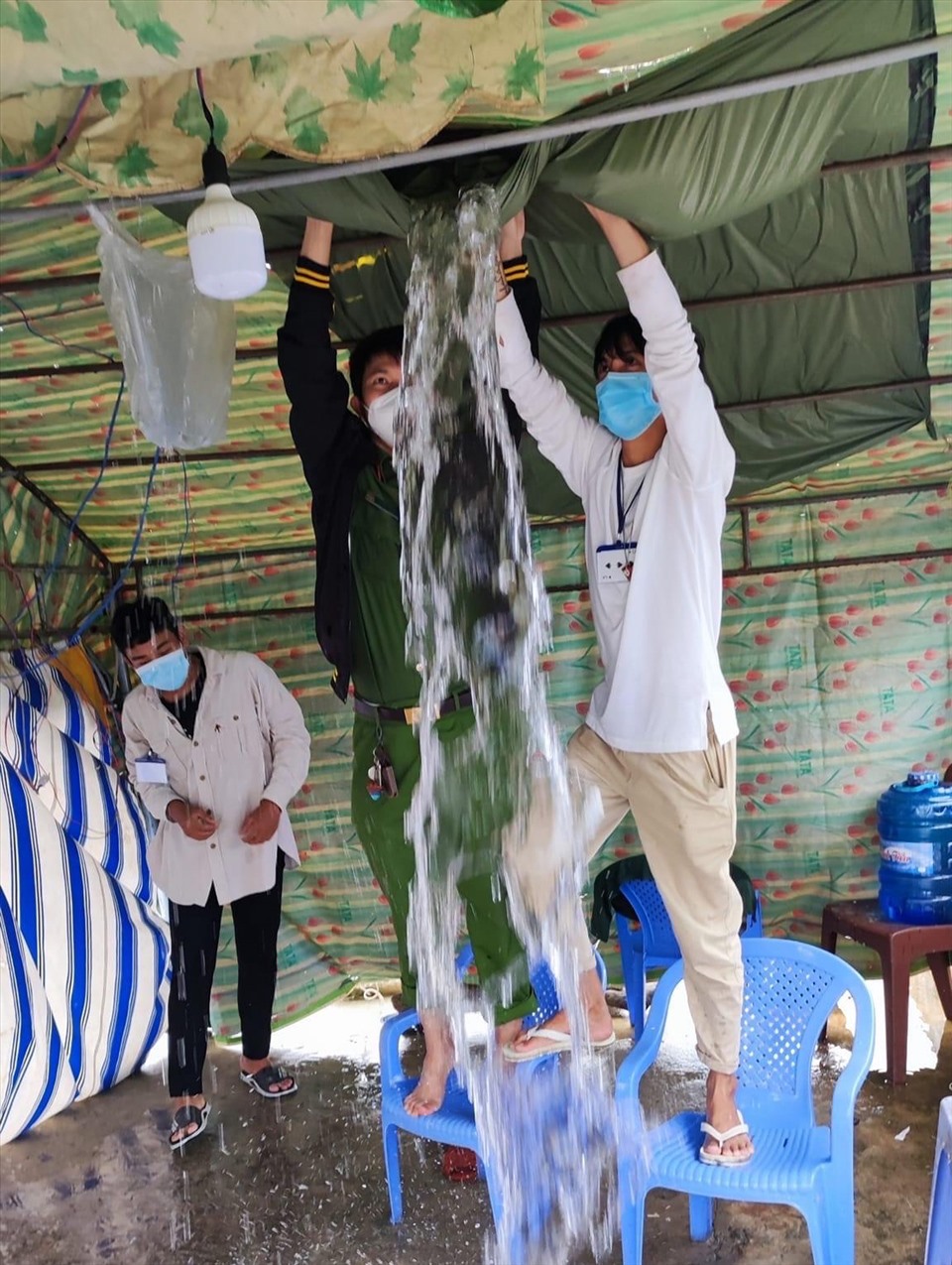 Lực lượng tại chốt kiểm soát ở đảo Phú Quý vẫn bám chốt làm nhiệm vụ mặc cho những cơn mưa lớn.