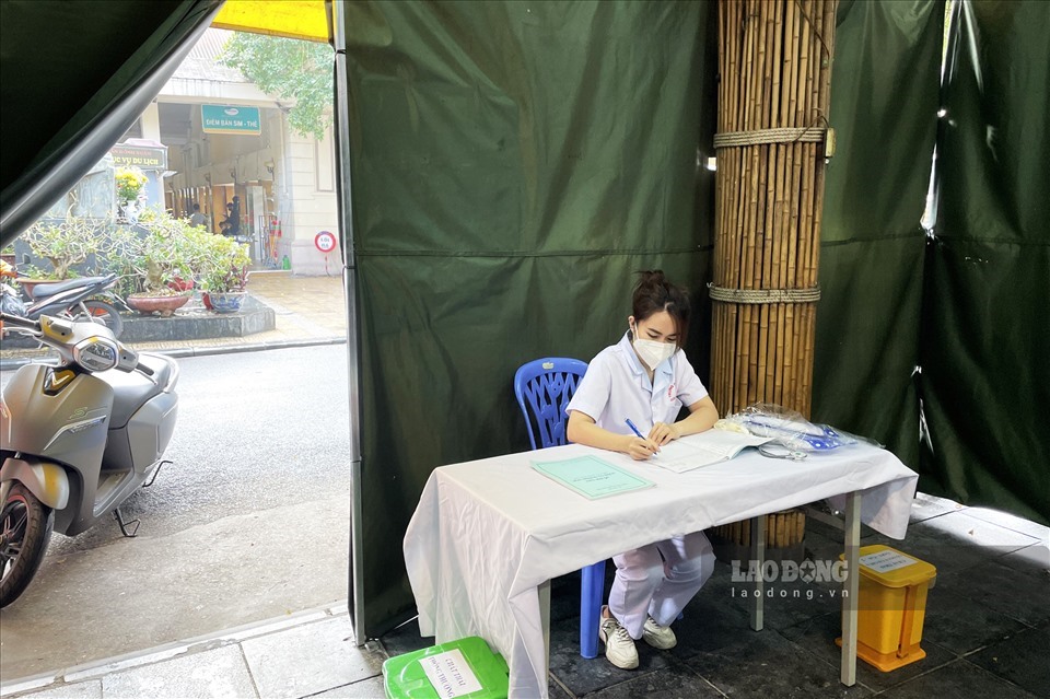 Một trạm y tế lưu động được thiết lập tại phường Đồng Xuân (quận Hoàn Kiếm). Ảnh T.Vương