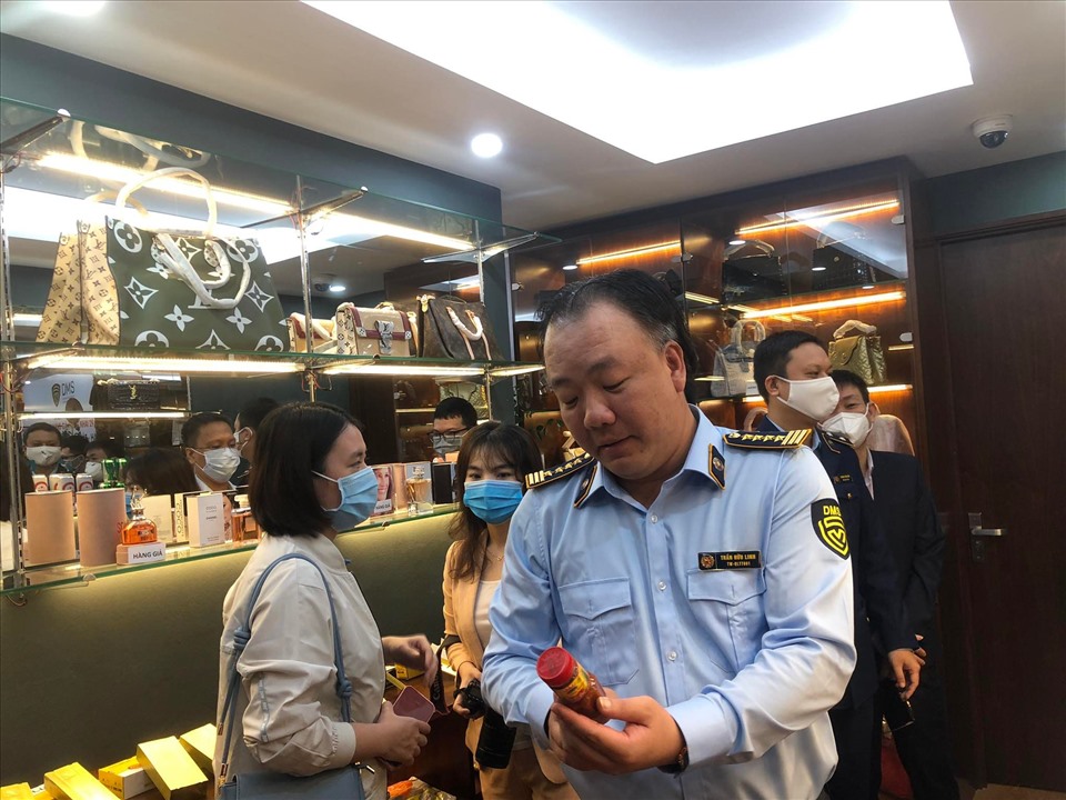 Tổng Cục trưởng Trần Hữu Linh cùng các đại biểu tham quan Phòng trưng bày nhận diện hàng thật - hàng giả
