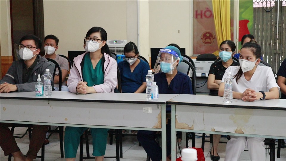 Lực lượng y tế chi viện cho Bệnh viện Dã chiến điều trị bệnh nhân COVID-19 đa tầng quận Tân Bình. Ảnh: Nguyễn Ly