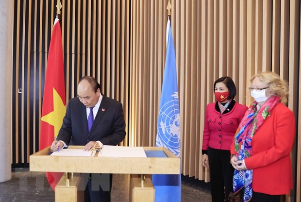 Chủ tịch nước Nguyễn Xuân Phúc ghi sổ lưu niệm tại trụ sở Liên Hợp Quốc ở Geneva. Ảnh: TTXVN