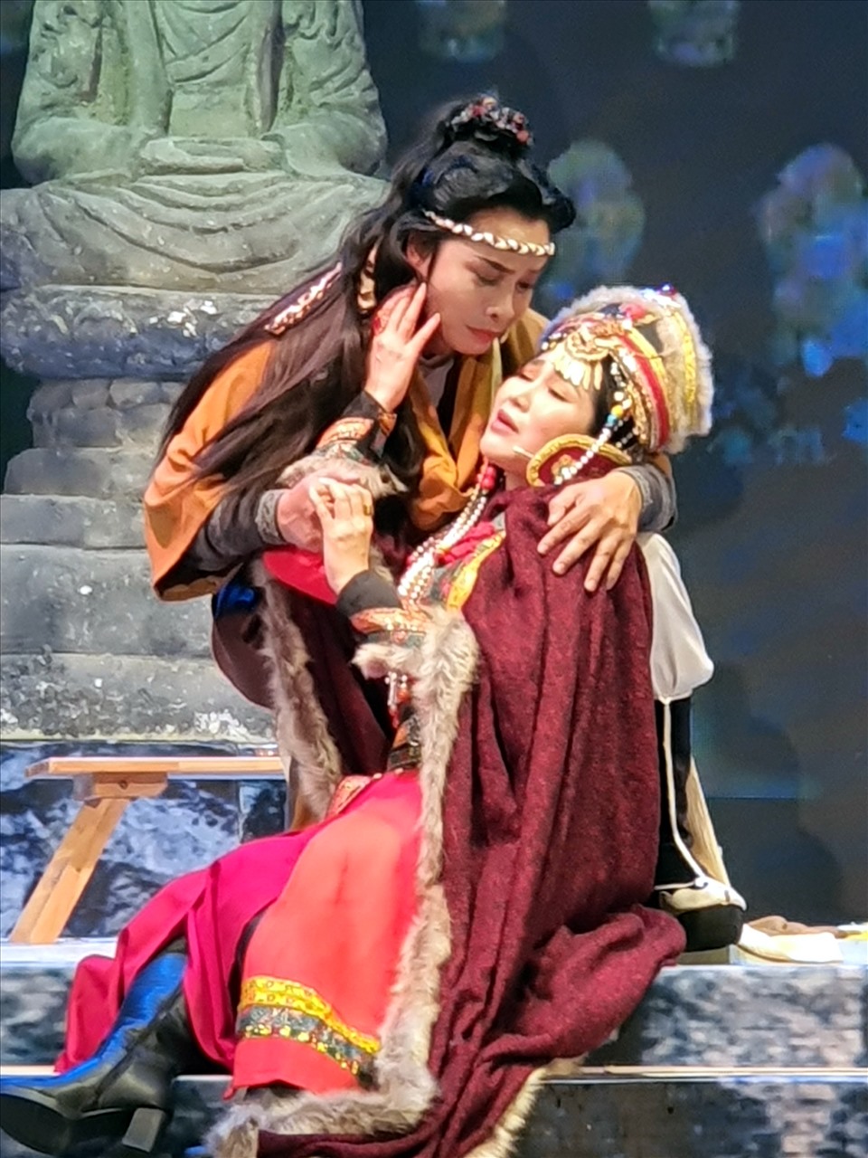 Một cảnh trong vở cải lương ” Máu nhuộm sân chùa” do Nhà hát Cao Văn Lầu tỉnh Bạc Liêu thực hiện. Ảnh: Nhật Hồ