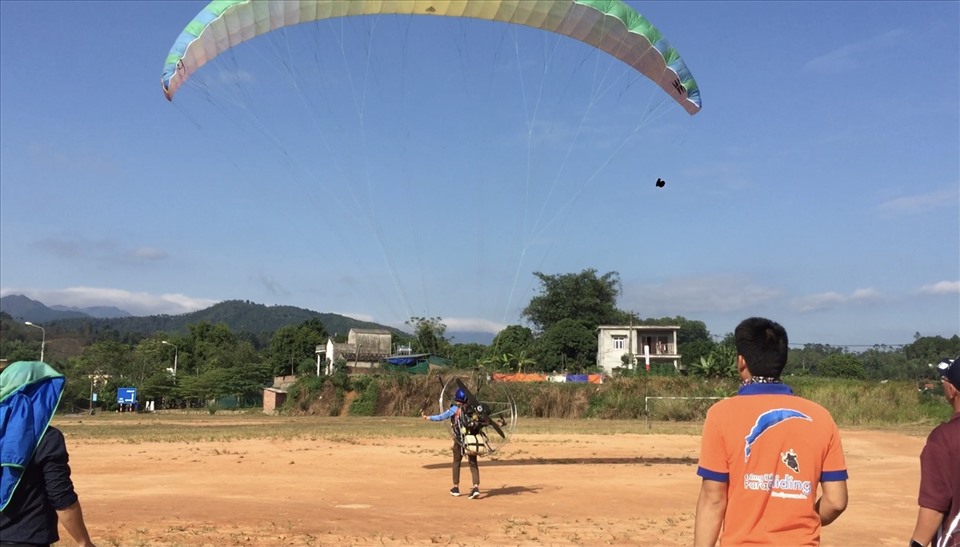 Các thành  viên  Câu lạc bộ dù lượn và diều bay (có động cơ) bắt đầu xuất phát từ sân bóng đá xã Lục Hồn, huyện Bình Liêu , Quảng Ninh  chuyện bị cho chuyến bay dã ngoại hàng giờ đồng hồ trên bầu trời.
