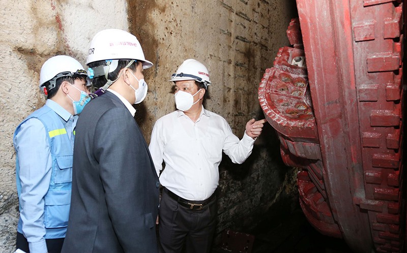 Bí thư Thành ủy Đinh Tiến Dũng và lãnh đạo TP trực tiếp kiểm tra máy khoan hầm TBM.