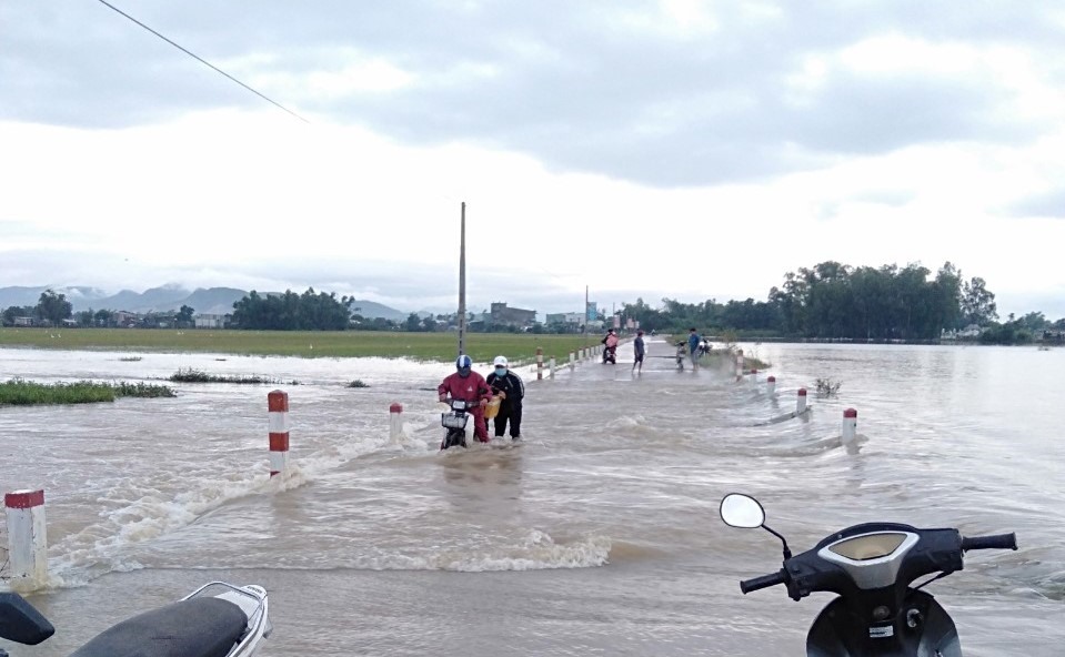 Tại huyện Tuy Phước, mưa lớn ngấp sâu nhiều tuyến đường, người dân khó khăn khi di chuyển qua các đoạn đường này
