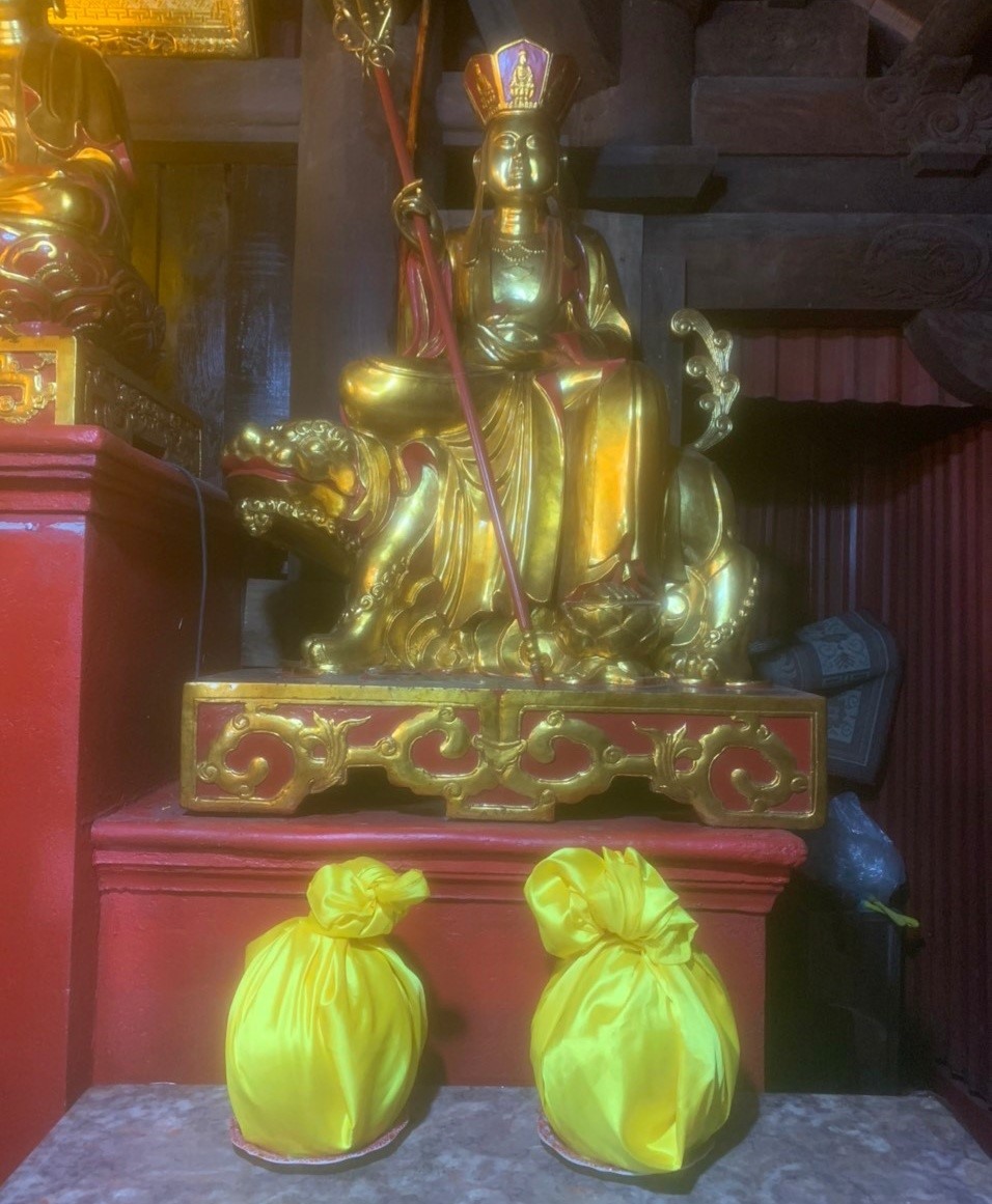Hai hũ đồng cổ đã được thỉnh về đặt tại Ban thờ Tam Tổ, nhà Tổ chùa Hoa Yên để thuận tiện cho công tác trông nom, quản lý và bảo vệ. Ảnh: CTV