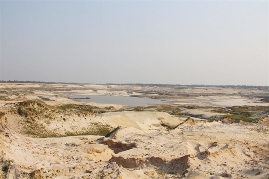 Mỏ sắt Thạch Khê sau khi bóc đất tầng phủ rồi dừng từ năm 2011 đến nay. Ảnh: Trần Tuấn.