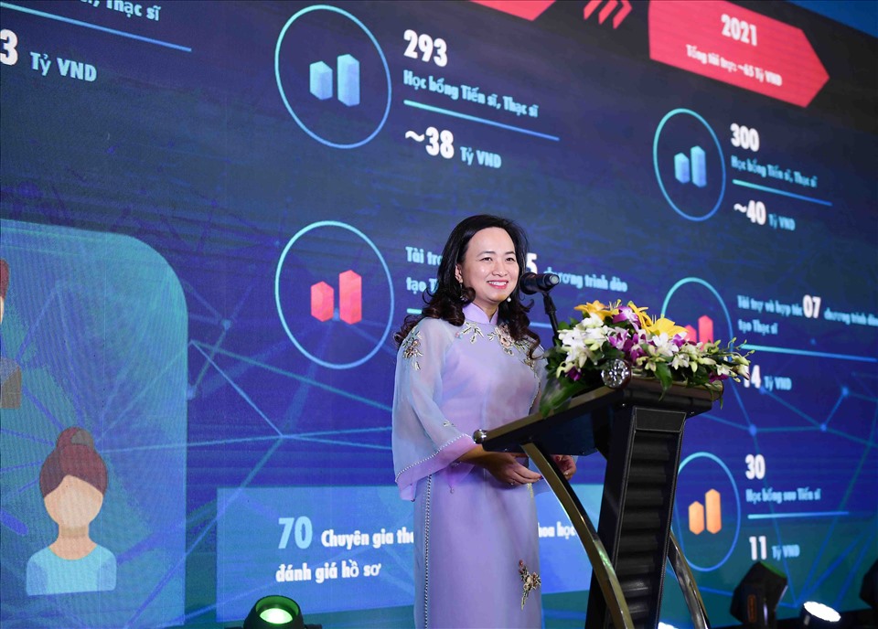 PGS.TSKH. Phan Thị Hà Dương (Giám đốc điều hành VinIF) tổng kết lại hành trình kết nối và phát triển nguồn nhân lực trình độ cao của Quỹ sau 2 năm.