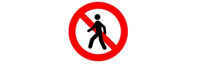 Biển báo cấm người đi bộ. Ảnh: CMH