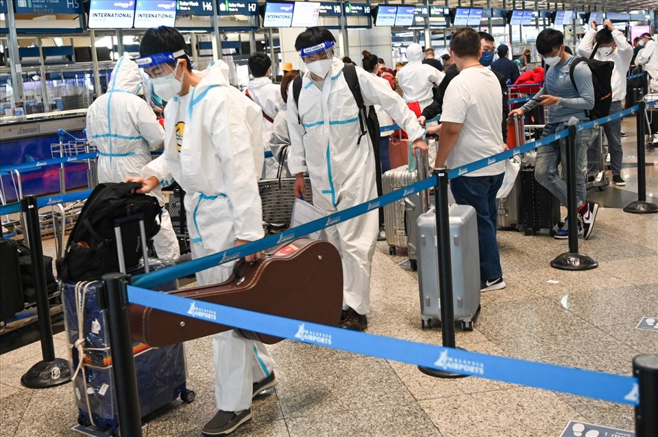 Hành khách tại sân bay Kuala Lumpur, Malaysia ngày 29.11. Ảnh: AFP