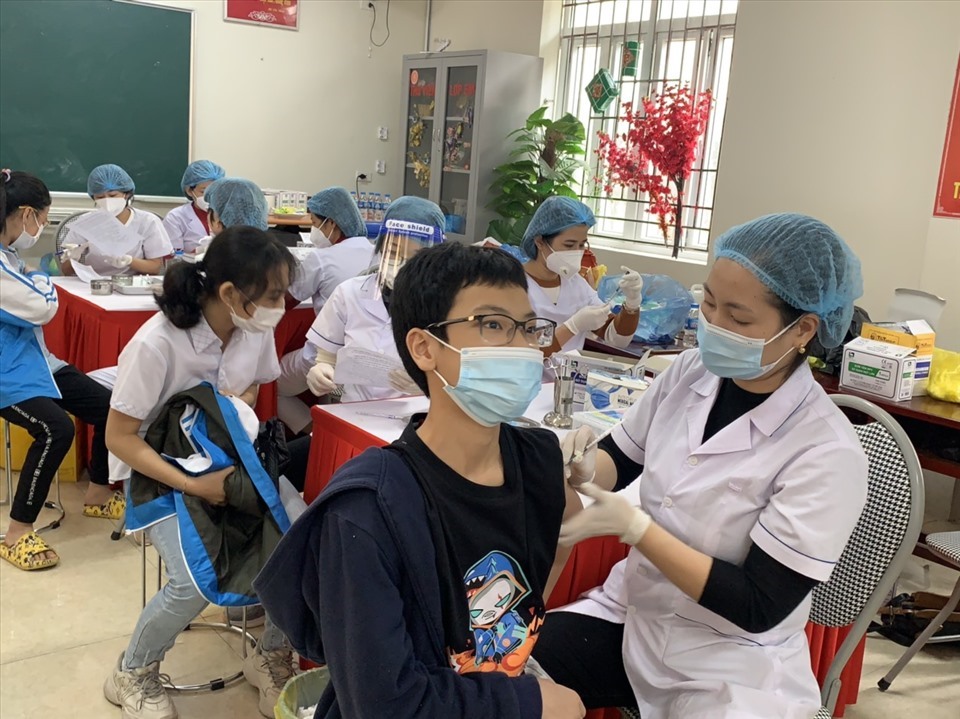 Tiêm vaccine phòng COVID-19 cho học sinh THCS trên địa bàn tỉnh Ninh Bình. Ảnh: NT