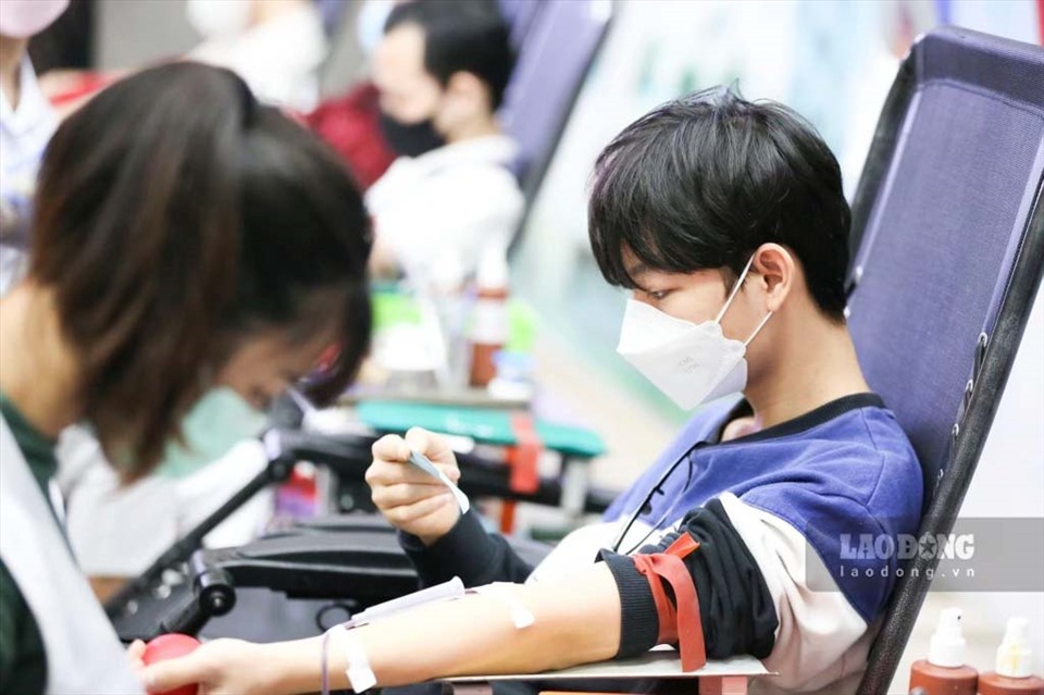 Có những bạn trẻ vượt hàng chục km để đến hiến máu tình nguyện.