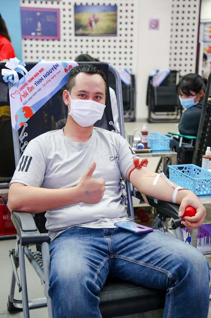 Anh Nguyễn Duy Phương đọc được thông tin lượng máu đang khan hiếm nên đã sắp xếp công việc đi hiến máu, anh cho biết: “Công ty rất tạo điều kiện cho nhân viên đi hiến máu.”
