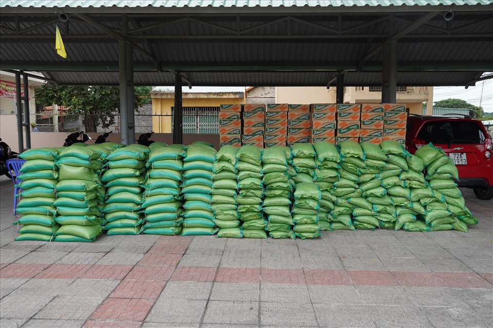 400 phần quà được đóng gói, chuyển đến xã Long Sơn để hỗ trợ cho các hộ dân. Ảnh: T.A