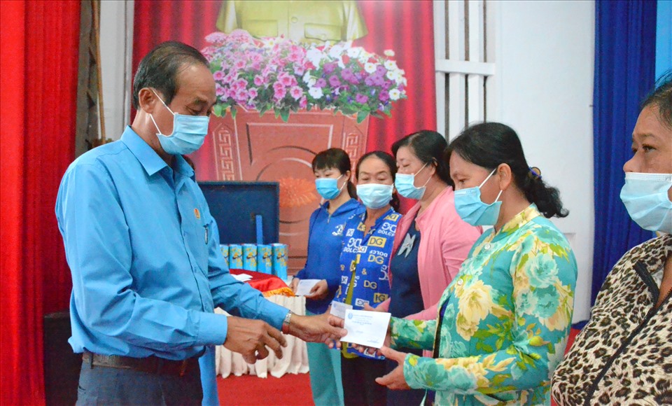 Phó Chủ tịch LĐLĐ tỉnh Kiên Giang Nguyễn Minh Dũng tặng quà cho người lao động. Ảnh: LT