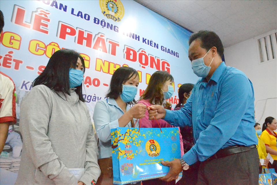 Ông Phạm Văn Đằng- Phó Chủ tịch LĐLĐ tỉnh Kiên Giang trao quà cho đoàn viên, người lao động. Ảnh: LT