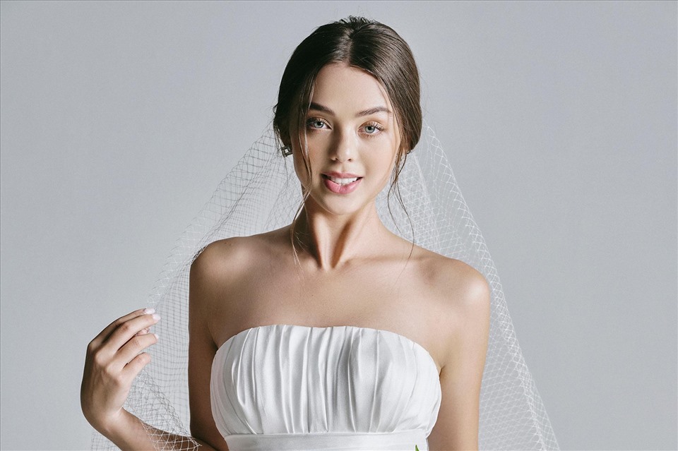 Bắt nhịp vào cuộc sống “bình thường mới“, các nhà thiết kế liên tục cho ra mắt bộ sưu tập mới để phục vụ các tín đồ thời trang. Trong đó, nhà thiết kế Lê Thanh Hòa đã trình làng một loạt mẫu áo cưới dành cho dịp cuối năm.