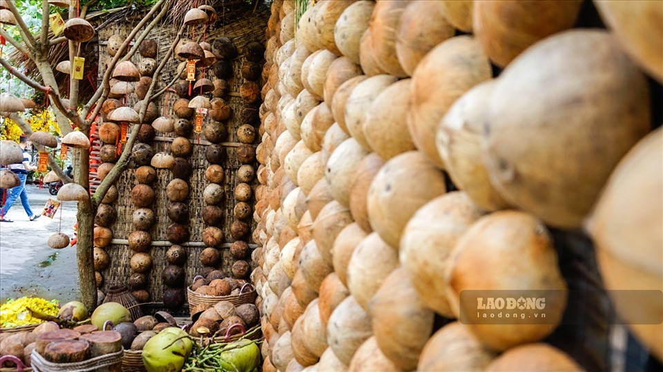 Lá dừa được tận dụng làm vách, nón lá, quạt cầm tay,.. Sọ dừa, trái dừa được sử dụng để trang trí tiểu cảnh.