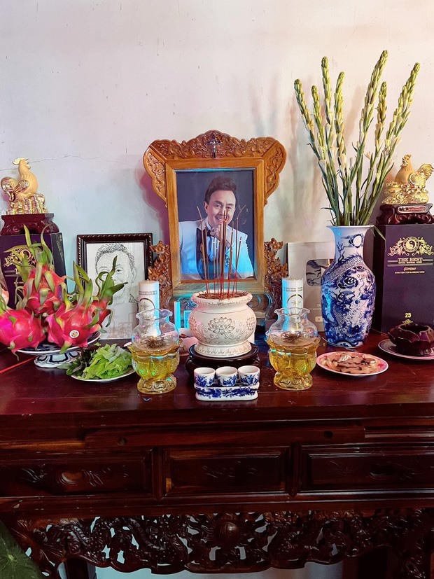 Ở Việt Nam, Hoài Linh đã lập bàn thờ cho đàn anh thân thiết trong Nhà thờ Tổ. Ảnh: FBNV