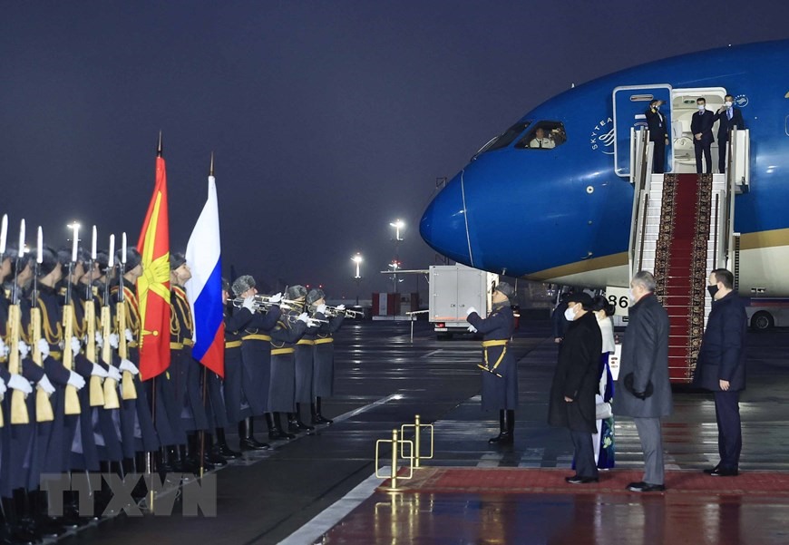 Lễ đón Chủ tịch nước Nguyễn Xuân Phúc và phu nhân cùng đoàn đại biểu cấp cao Việt Nam tại sân bay Vnukovo, Liên bang Nga. Ảnh: TTXVN.