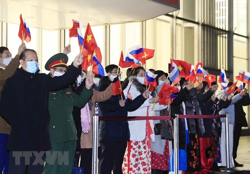 Cán bộ nhân viên Đại sứ quán Liên bang Nga và phu nhân cán bộ cơ quan ngoại giao đón chủ tịch nước Nguyễn Xuân Phúc cùng phu nhân và đoàn đại biểu cấp cao Việt Nam tại sân bay. Ảnh: TTXVN