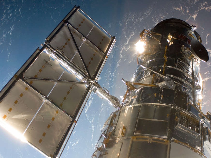 Kính viễn vọng không gian Hubble trong quỹ đạo Trái đất. Ảnh: NASA