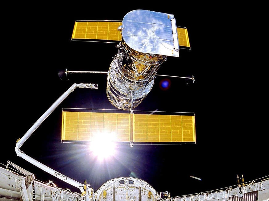 Kính viễn vọng không gian Hubble được triển khai ngày 25.4.1990 từ tàu con thoi Discovery. Ảnh: NASA