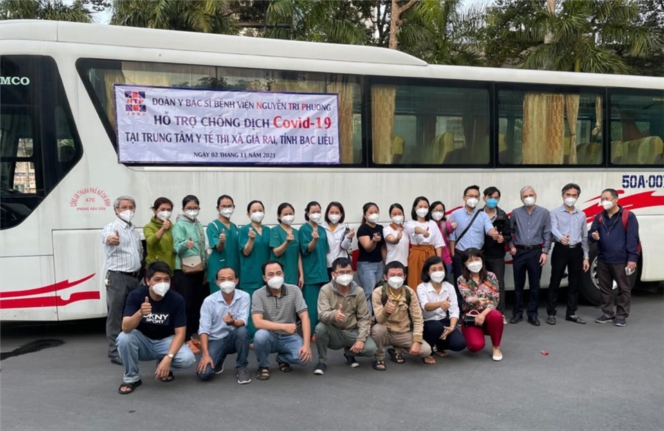 Đoàn y, bác sĩ của Bệnh viện Nguyễn Tri Phương lên đường chi viện cho tỉnh Bạc Liêu. Ảnh: Sở Y tế TPHCM.