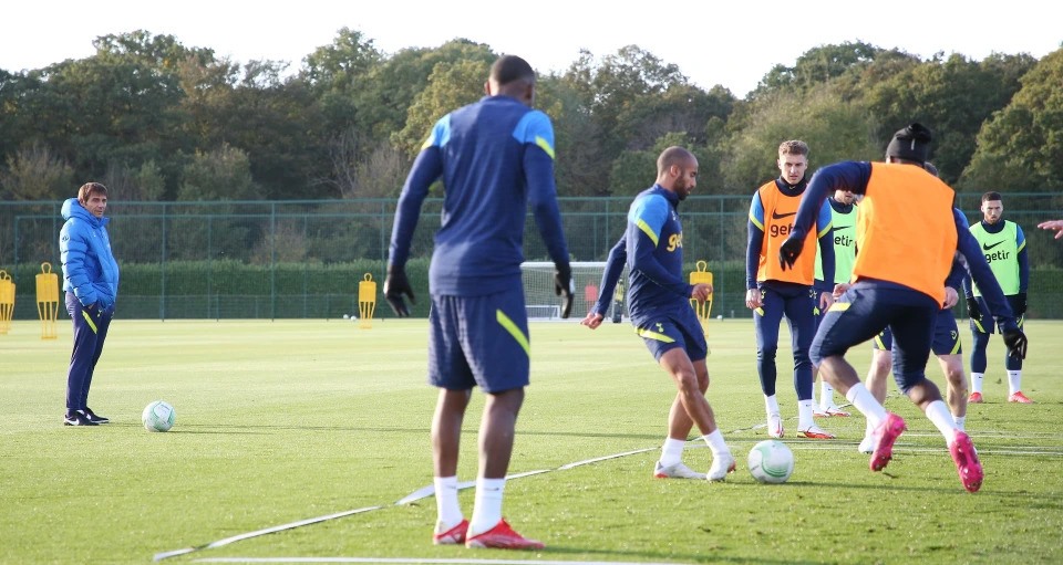 Conte theo dõi các cầu thủ Tottenham Hotspur tập luyện ngày 2.11. Ảnh: Tottenham Hotspur FC