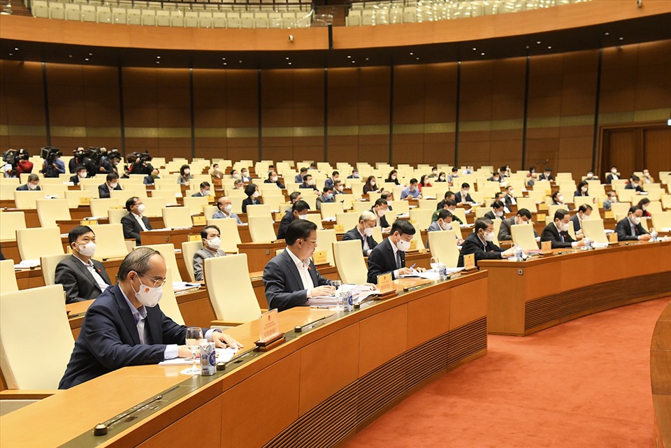 Các đại biểu tham dự hội nghị từ điểm cầu Nhà Quốc hội.