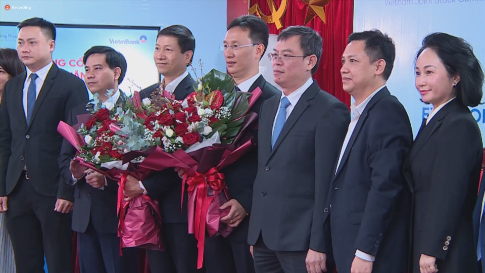 Ông Lê Thanh Tùng nhận hoa từ Hội đồng quản trị VietinBank. Ảnh TL