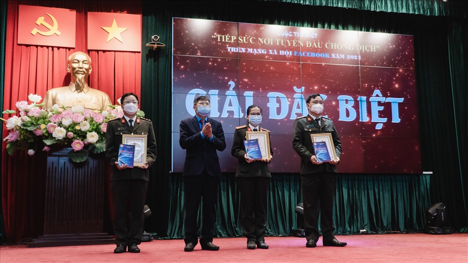 Ông Phan Văn Anh - Phó Chủ tịch Tổng Liên đoàn Lao động Việt Nam trao giải cho các thí sinh đạt giải trong cuộc thi viết