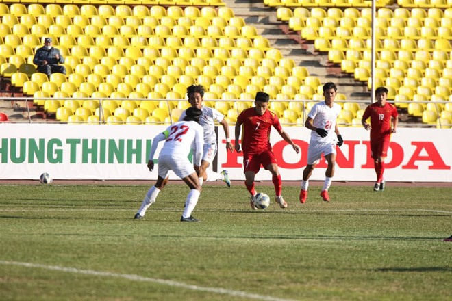 Tiền đạo Trần Văn Đạt có tình huống đánh nguội đối phương trong trận đấu gặp U23 Myanmar. Ảnh: VFF