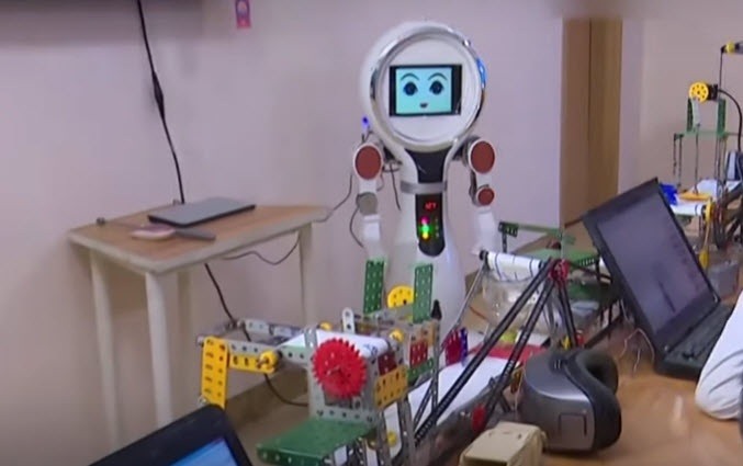 “Cô giáo” robot của Triều Tiên. Ảnh chụp màn hình.