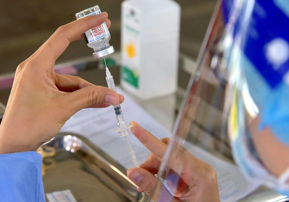 Bác sĩ Bùi Quốc Nam, Giám đốc Sở Y tế tỉnh Bạc Liêu cho biết trong vài ngày tới lượng vaccine về nhiều, đến trung tuần tháng 11, tỉnh Bạc Liêu phấn đầu tiêm trên 80% người từ 18 tuổi trở lên được tiêm vaccine.