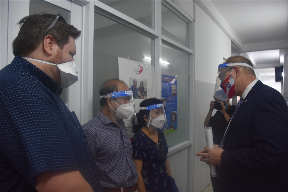 Quyền Tổng lãnh sự Mỹ Robert Greenan tới thăm hoạt động lồng ghép sàng lọc lao trong chiến dịch tiêm chủng vaccine COVID-19 ở TPHCM. Ảnh: ĐSQ Mỹ