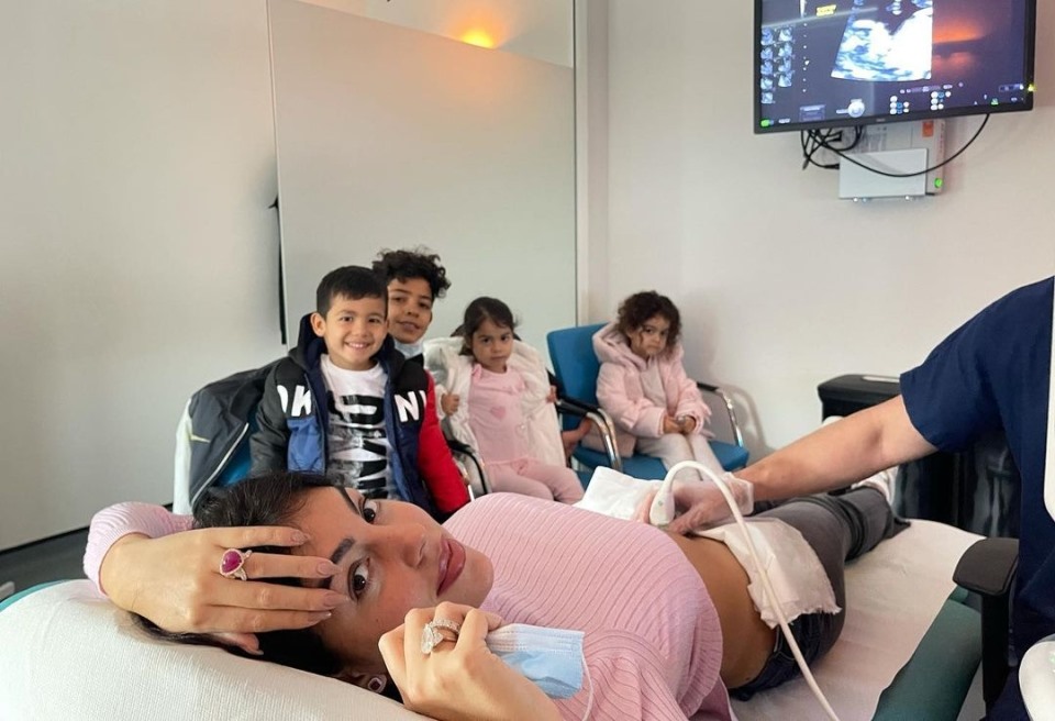 Hình ảnh tười cười của đại gia đình nhà Ronaldo trong phòng khám thai. Ảnh: Instagram