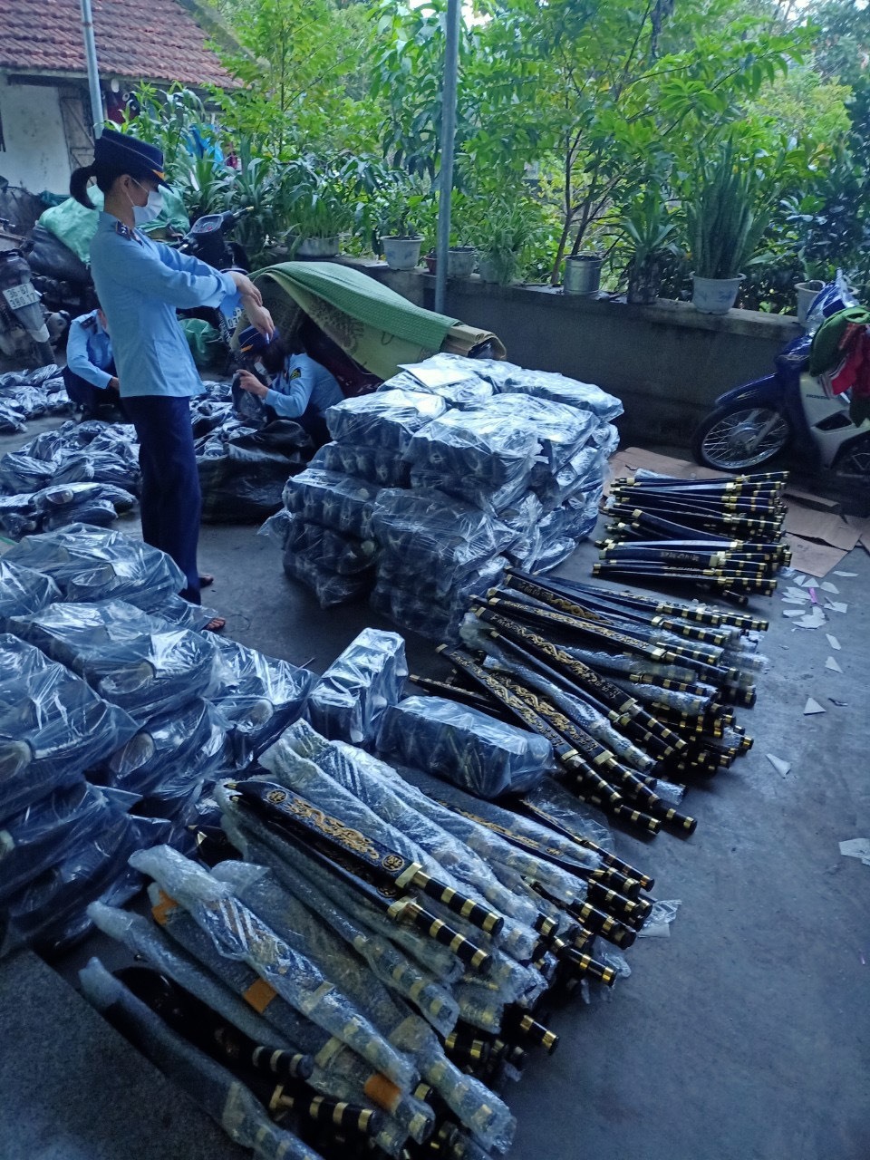 Lực lượng chức năng phát hiện hàng trăm cây kiếm, mã tấu ở Thanh Hoá. Ảnh: DMS