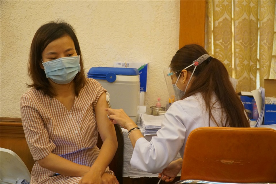 Tiêm vaccine mũi 3 cho lực lượng tuyến đầu chống dịch. Ảnh: Nguyễn Ly