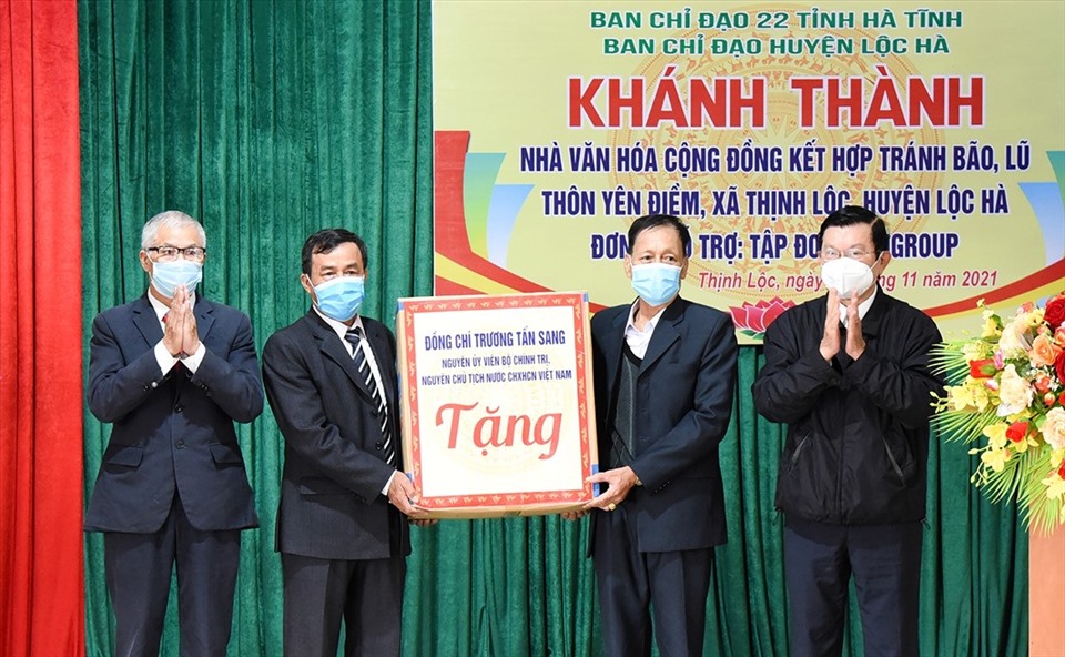 Nguyên Chủ tịch nước Trương Trấn Sang tặng quà cho nhân dân Hà Tĩnh. Ảnh: Báo Hà Tĩnh.