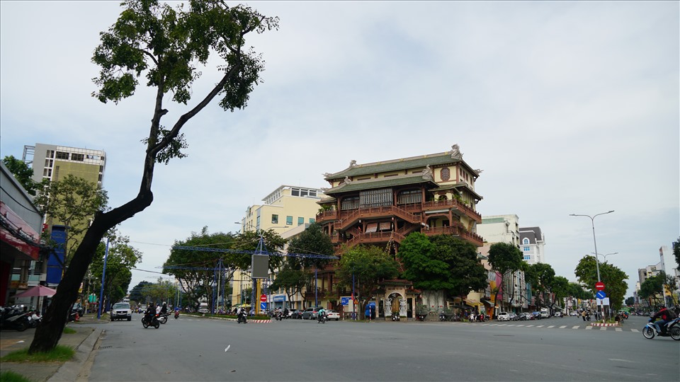 Theo ghi nhận của phóng viên Lao Động trong những ngày qua, nhiều ngôi chùa ở Cần Thơ đã mở cửa trở lại nhưng vẫn vắng bóng phật tử đến chiêm bái vì e ngại dịch bệnh.