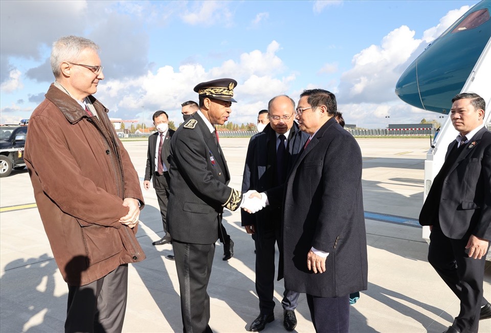 Đại diện nhà nước Pháp đón Thủ tướng Phạm Minh Chính tại sân bay Orly. Ảnh: TTXVN