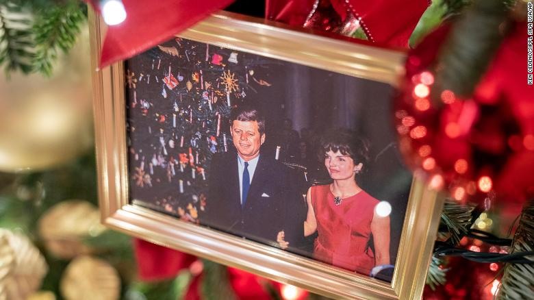 Bức ảnh cố Tổng thống John F. Kennedy và Đệ nhất phu nhân Jaqueline Kennedy. Ảnh: AP