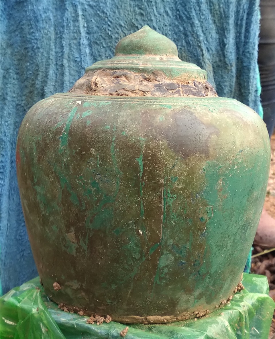 Một trong 2 chiếc hũ đồng cổ được phát hiện trên Yên Tử. Ảnh: CTV
