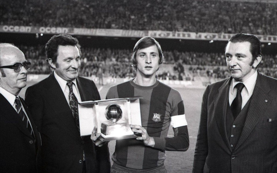 Johan Cruyff là người đầu tiên 2 năm liên tiếp giành Quả bóng vàng. Ảnh: TL