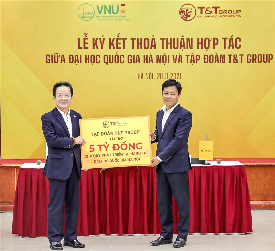Chủ tịch HĐQT kiêm Tổng Giám đốc T&T Group Đỗ Quang Hiển trao tặng 5 tỷ đồng cho Quỹ Phát triển tài năng trẻ của ĐHQGHN. Ảnh: T&T